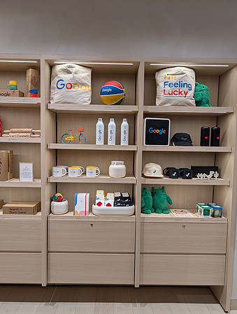 0123__12-1-25_Inkling-LLC-Google-Store-Google-Pixel-Step-Repeat_Georgetown-DC-Event-Photojournalism-event-photography