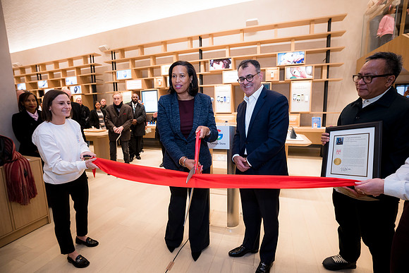 0260__12-4-25_Google-Store-Opening-Event-Georgetown-Washington-DC-Event-Photojournalism-event-photography