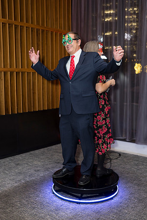 0169__12-5-25__Harmonia-Maveris-Holiday-Party-Wren-Restraurant-Tysons-Virginia-Event-Photojournalism-event-photography