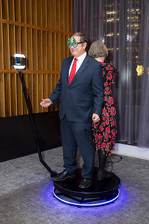 0170__12-5-25__Harmonia-Maveris-Holiday-Party-Wren-Restraurant-Tysons-Virginia-Event-Photojournalism-event-photography