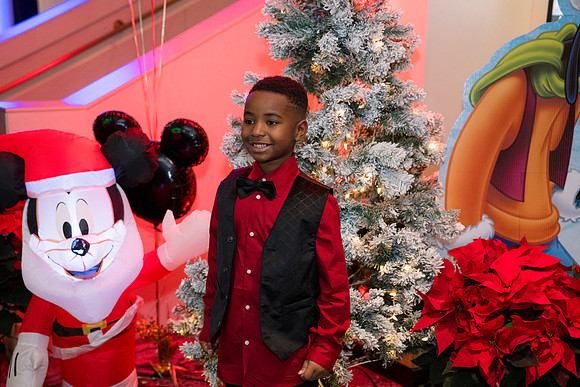0338__12-20-25_Four-Seasons-Childrens-Holiday-Party-Rodney-Bailey-Photography