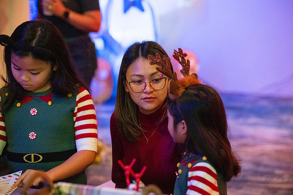 0357__12-20-25_Four-Seasons-Childrens-Holiday-Party-Rodney-Bailey-Photography