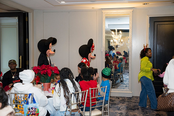 0392__12-20-25_Four-Seasons-Childrens-Holiday-Party-Rodney-Bailey-Photography